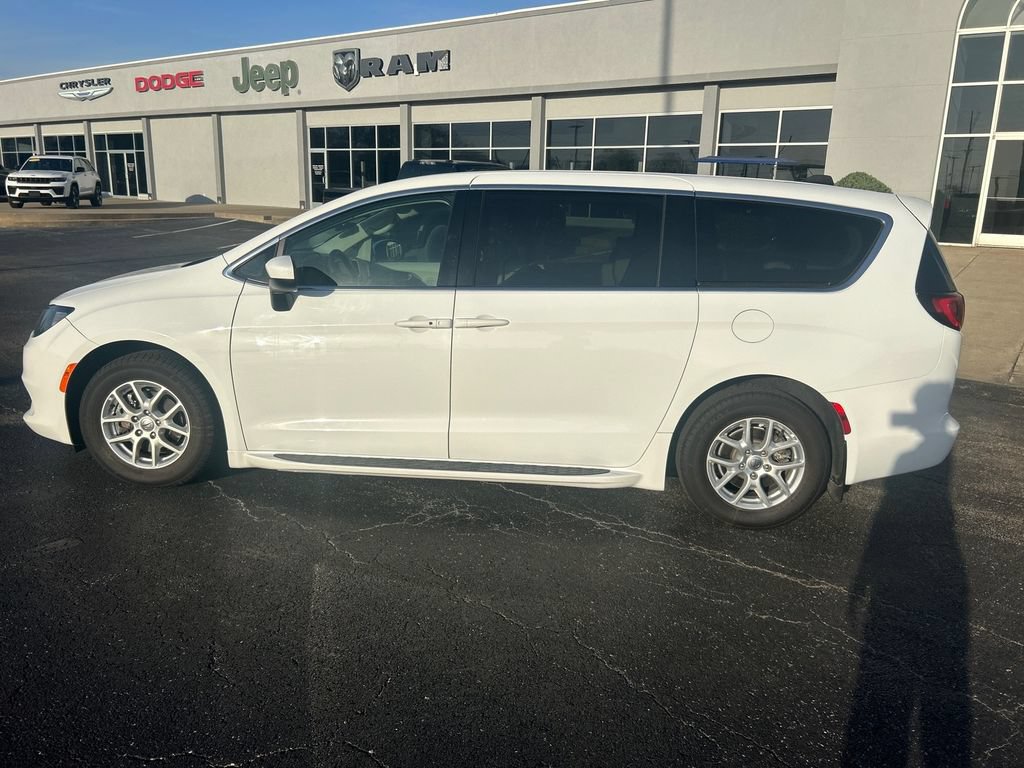 Used 2021 Chrysler Voyager LX FWD image 9