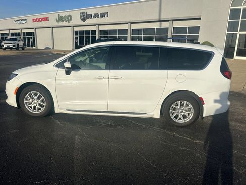 Used 2021 Chrysler Voyager LX FWD image 9