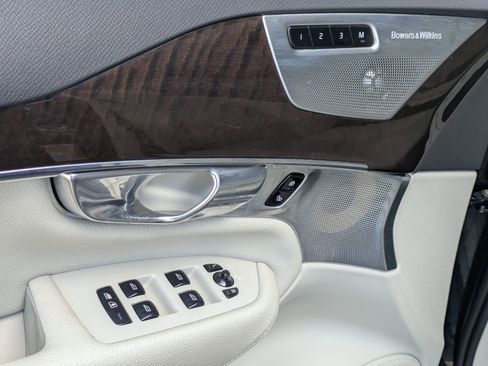 Used 2017 Volvo XC90 T6 Momentum image 10