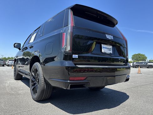 Used 2023 Cadillac Escalade Sport w/ LPO, ONYX Package AWD/4WD image 8