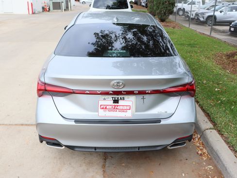 Used 2020 Toyota Avalon XLE w/ Carpet Mat Package image 8
