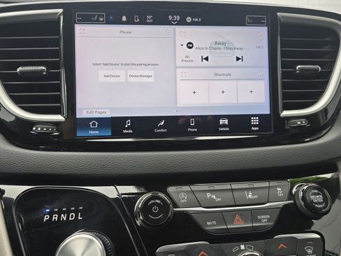 Used 2024 Chrysler Pacifica Touring-L image 25