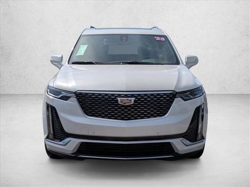 Used 2025 Cadillac XT6 Luxury FWD image 2