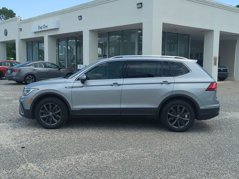 Certified 2023 Volkswagen Tiguan SE w/ Panoramic Sunroof Package FWD image 4