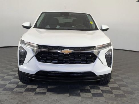 Used 2024 Chevrolet Trax LS w/ LS Convenience Package FWD image 3