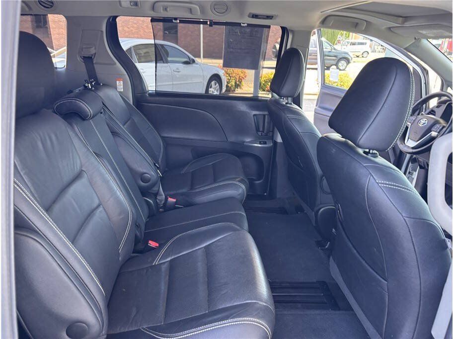 Used 2017 Toyota Sienna SE w/ SE Preferred Package FWD image 14