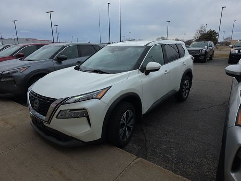 Used 2023 Nissan Rogue SV image 4