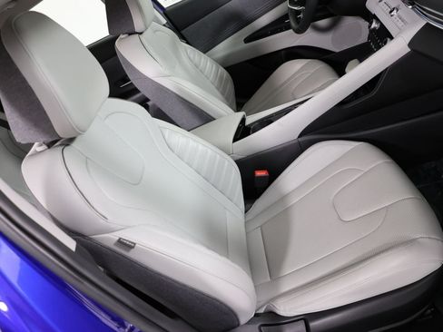 Used 2025 Hyundai Elantra Limited FWD image 31