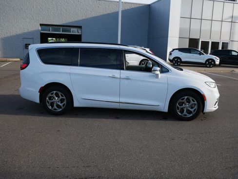 Used 2022 Chrysler Pacifica Limited w/ Uconnect Theater Family Group AWD/4WD image 8