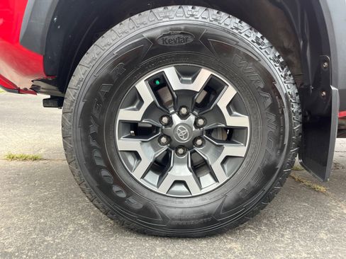 Used 2021 Toyota Tacoma TRD Off-Road AWD/4WD image 31