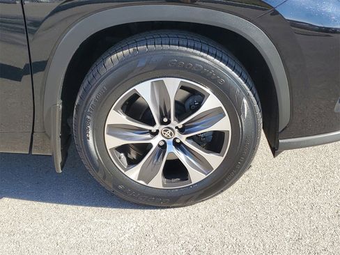 Certified 2023 Toyota Highlander XLE image 6