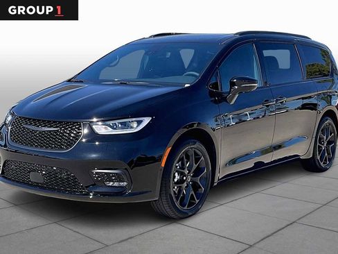 New 2026 Chrysler Pacifica Limited image 1
