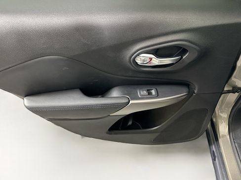 Used 2021 Jeep Cherokee Latitude image 24