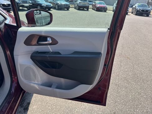 Used 2017 Chrysler Pacifica Touring-L Plus image 28