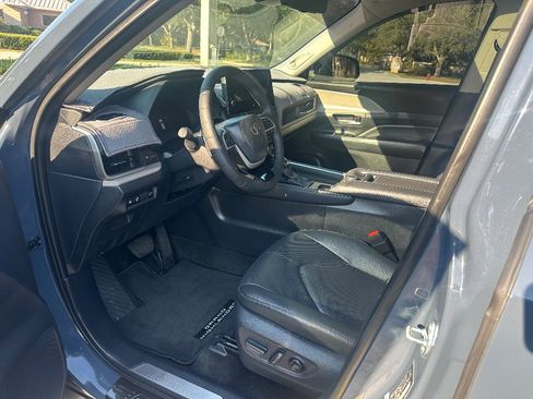 Used 2025 Toyota Grand Highlander AWD image 14