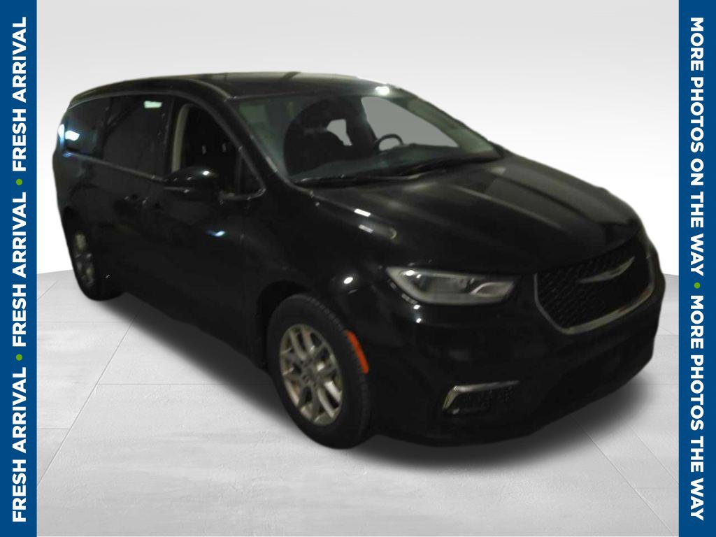Used 2024 Chrysler Pacifica Touring-L FWD image 1