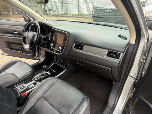 Used 2020 Mitsubishi Outlander SE FWD image 14
