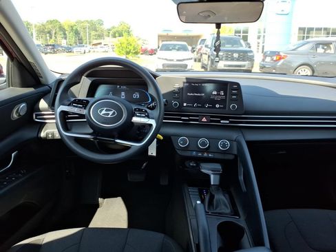 Used 2025 Hyundai Elantra SE FWD image 8