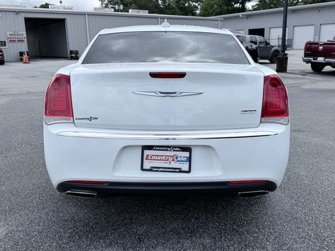 Used 2020 Chrysler 300 Limited RWD image 8