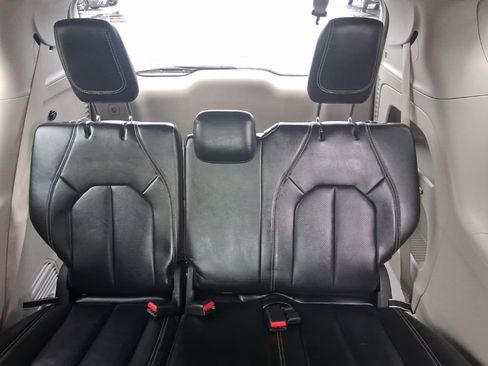 Used 2024 Chrysler Pacifica Touring-L FWD image 19