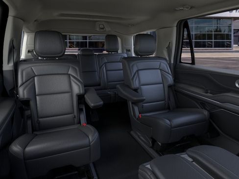 New 2026 Lincoln Navigator Premiere AWD/4WD image 11