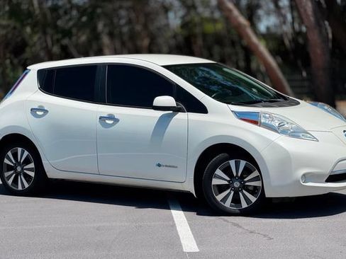Used 2015 Nissan Leaf SV FWD image 3
