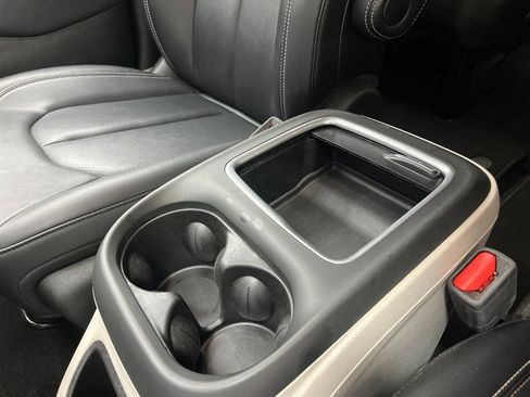 Used 2024 Chrysler Pacifica Touring-L FWD image 27