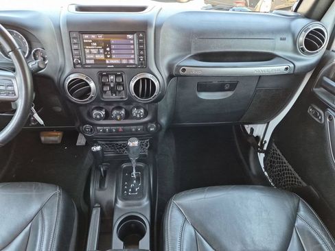 Used 2018 Jeep Wrangler Unlimited Sahara AWD/4WD image 16