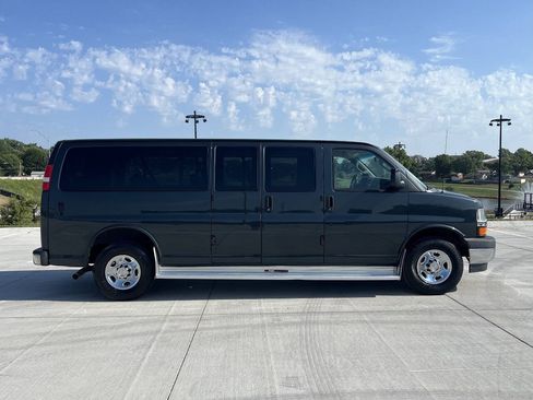 Used 2017 Chevrolet Express 3500 LT w/ LT Preferred Equipment Group RWD image 2