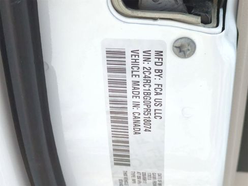 Used 2023 Chrysler Pacifica Touring-L image 35