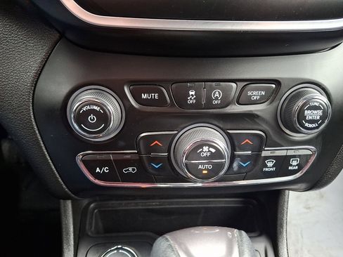 Used 2021 Jeep Cherokee Latitude Lux w/ Comfort/Convenience Group image 16