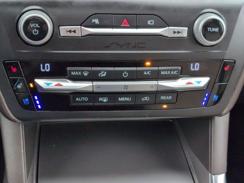 Used 2020 Ford Explorer Platinum image 27