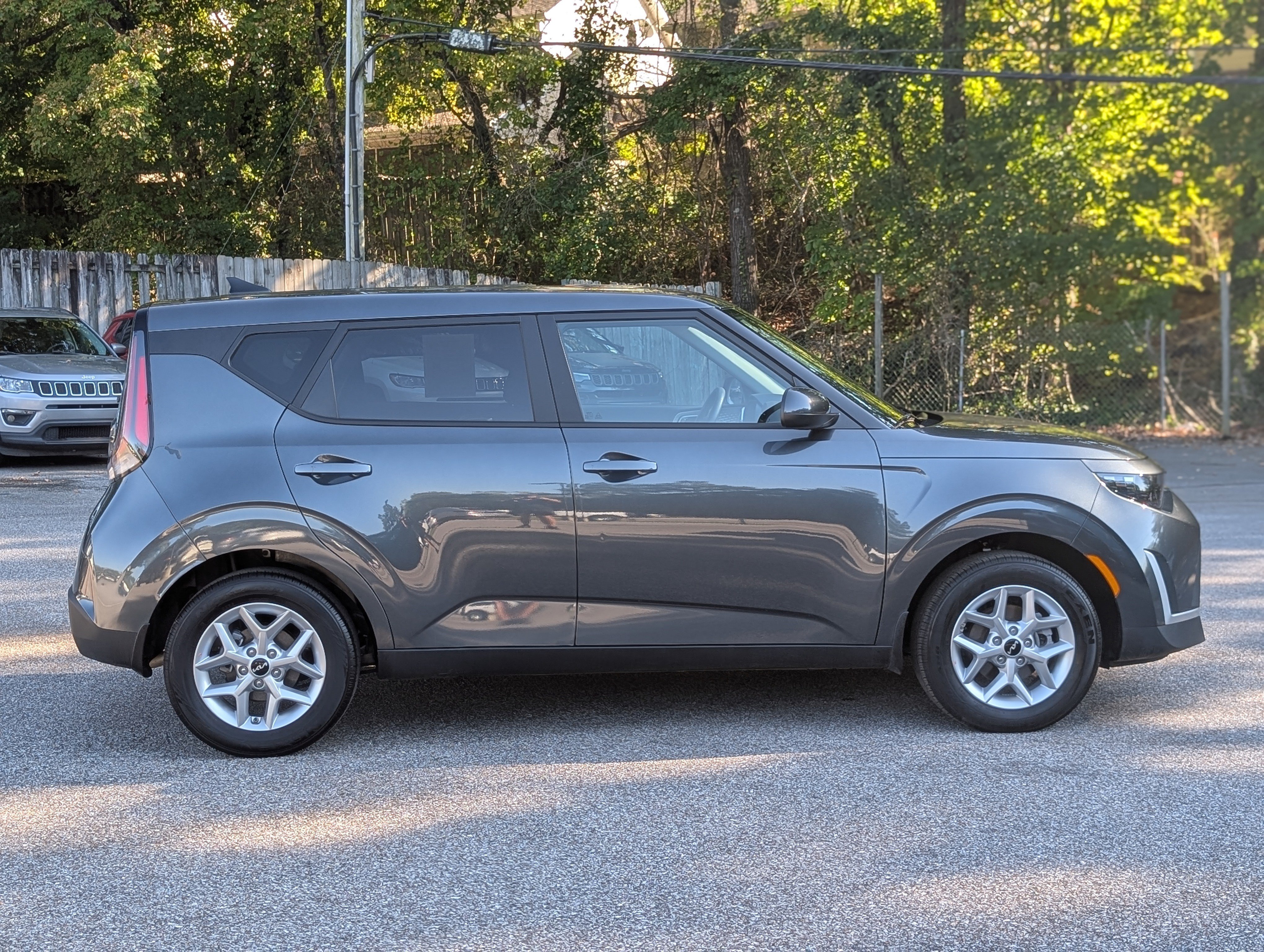 Used 2025 Kia Soul LX w/ LX Technology Package FWD image 10