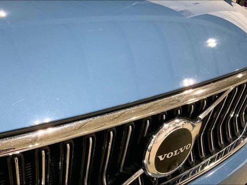 Certified 2023 Volvo XC40 B5 Plus image 29