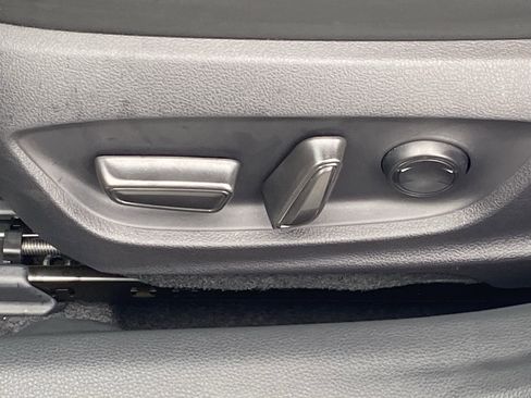 Used 2025 Toyota Prius FWD image 29