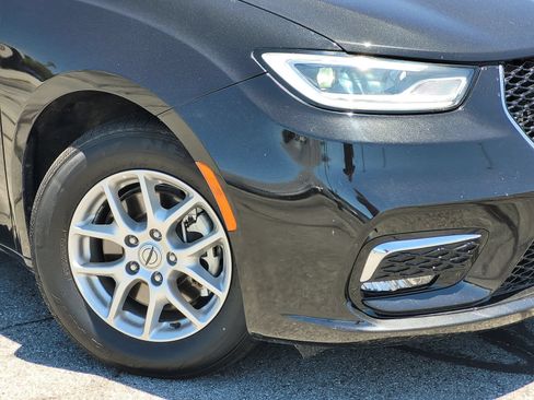 Used 2023 Chrysler Pacifica Touring-L FWD image 3