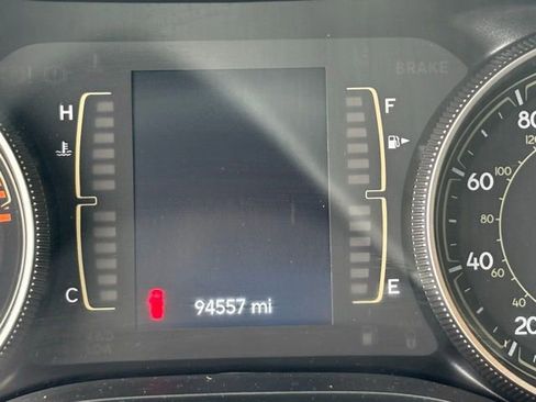 Used 2020 Jeep Cherokee Latitude FWD image 2