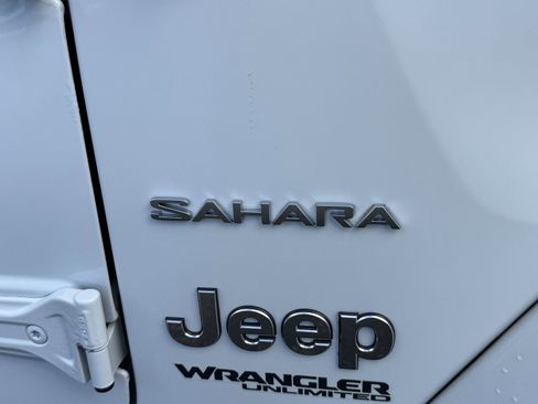 Used 2018 Jeep Wrangler Unlimited Sahara w/ Dual Top Group image 8