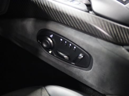 Used 2023 Aston Martin V8 Vantage Coupe RWD image 32