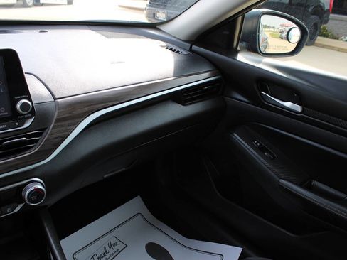 Used 2024 Nissan Altima 2.5 SV image 17