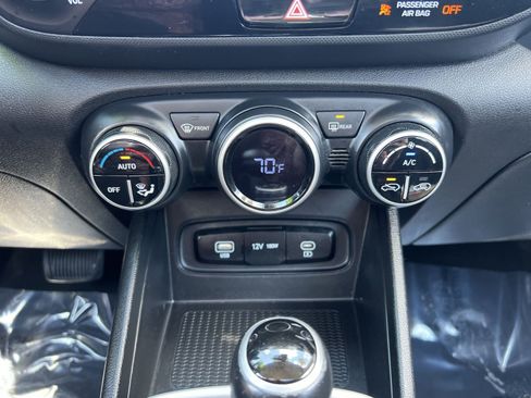 Used 2023 Hyundai Venue SEL FWD image 19