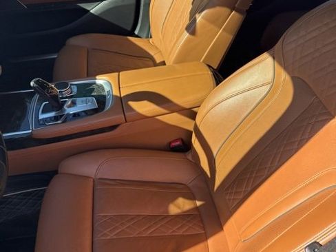 Used 2019 BMW 750i image 7