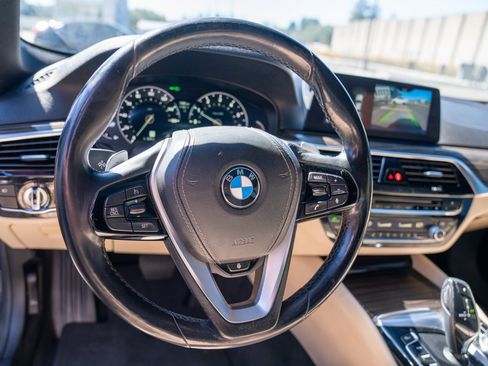 Used 2018 BMW 530i w/ Premium Package RWD image 12