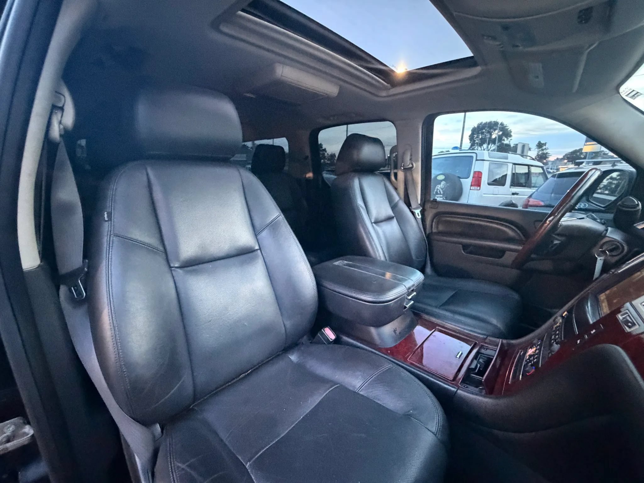 Used 2011 Cadillac Escalade ESV Luxury AWD/4WD image 22