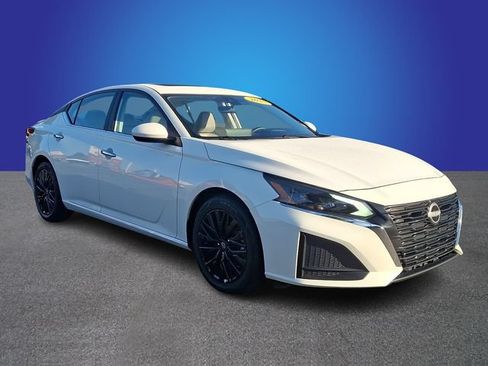Used 2025 Nissan Altima 2.5 SV w/ SV Special Edition Package FWD image 3