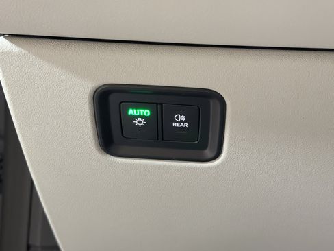 Certified 2025 Porsche Macan Turbo Electric AWD/4WD image 36