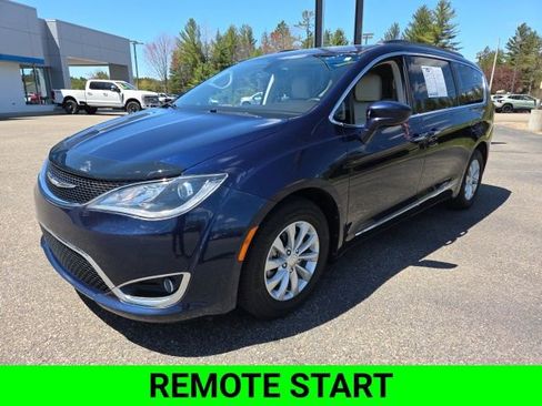 Used 2017 Chrysler Pacifica Touring-L FWD image 4