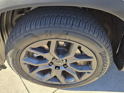 Used 2024 Honda Pilot Touring image 10