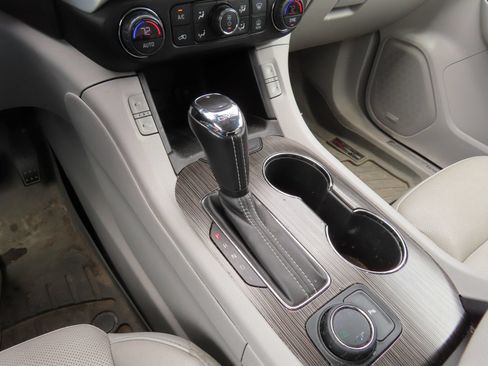 Used 2019 GMC Acadia SLT AWD/4WD image 25