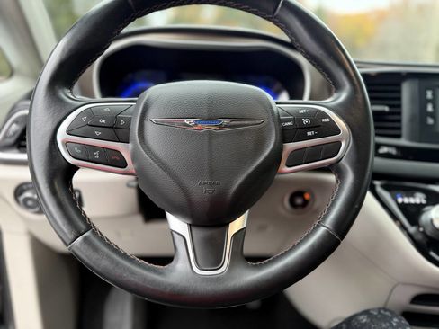 Used 2017 Chrysler Pacifica Touring-L image 36